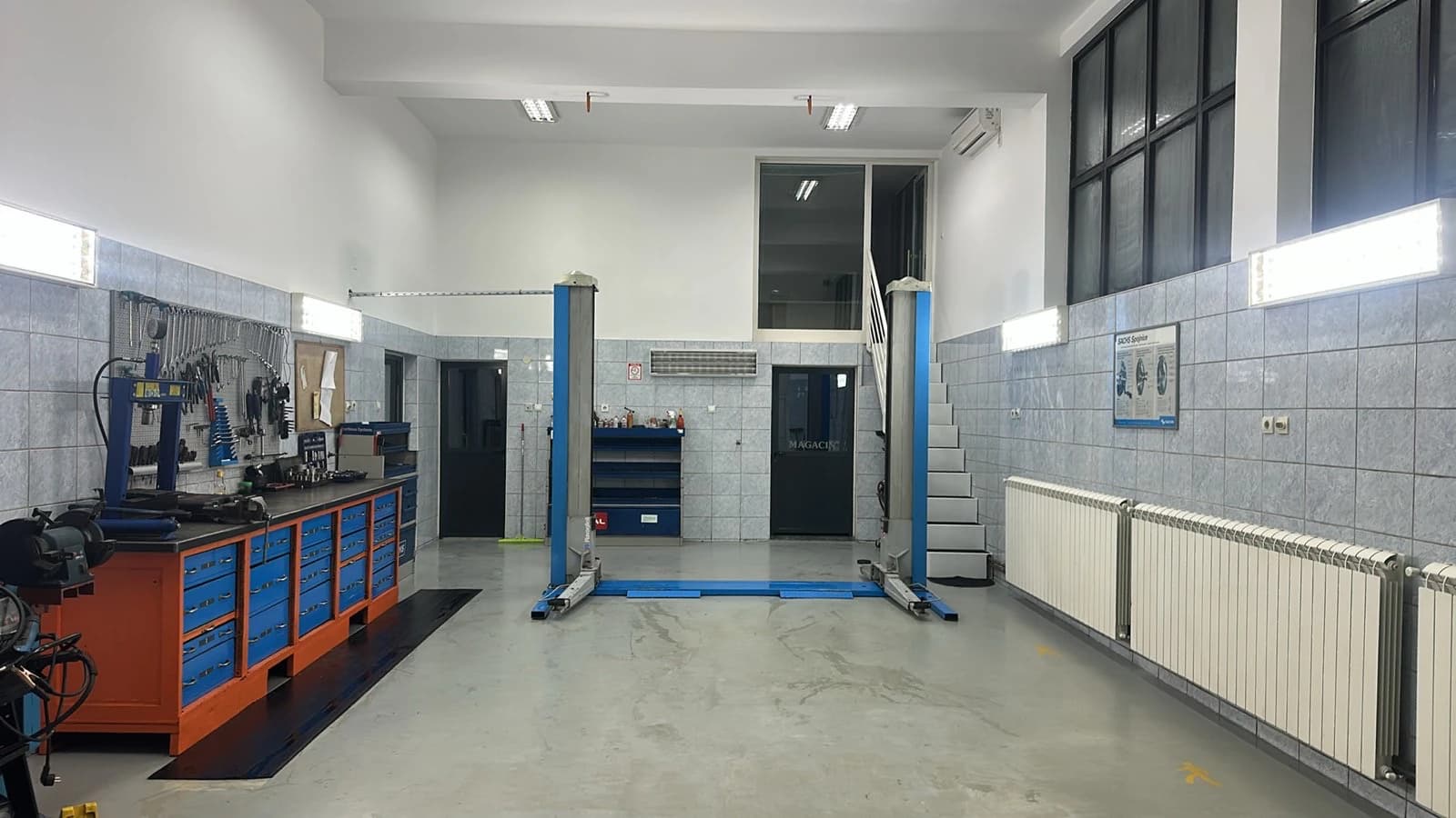 Auto servis - jedna od dve radionice spremna za rad