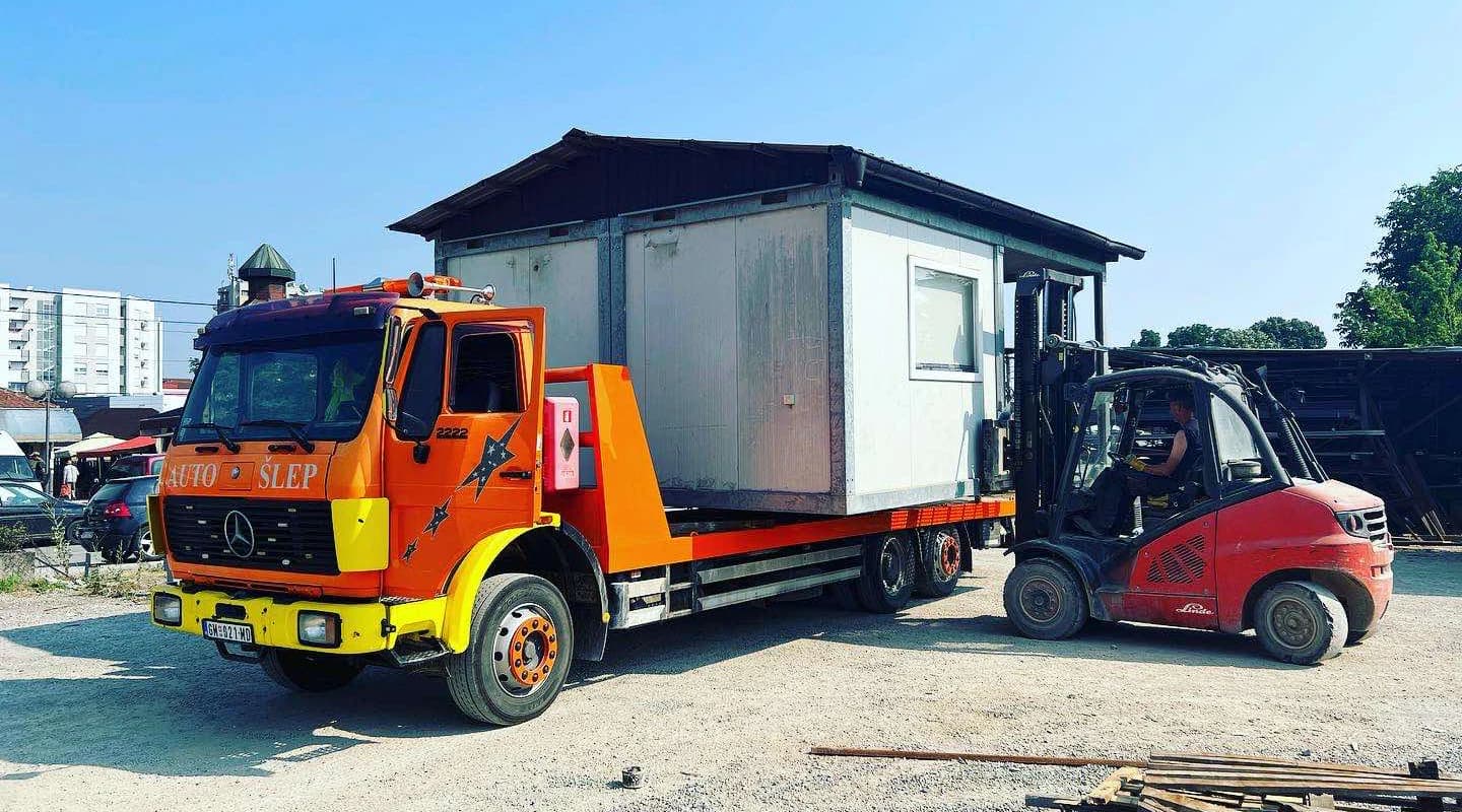 Utovar montažnog objekta na šlep vozilo