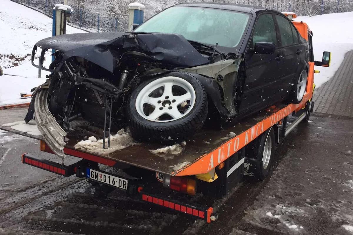 Platforma šlep službe utovara automobil u kvaru